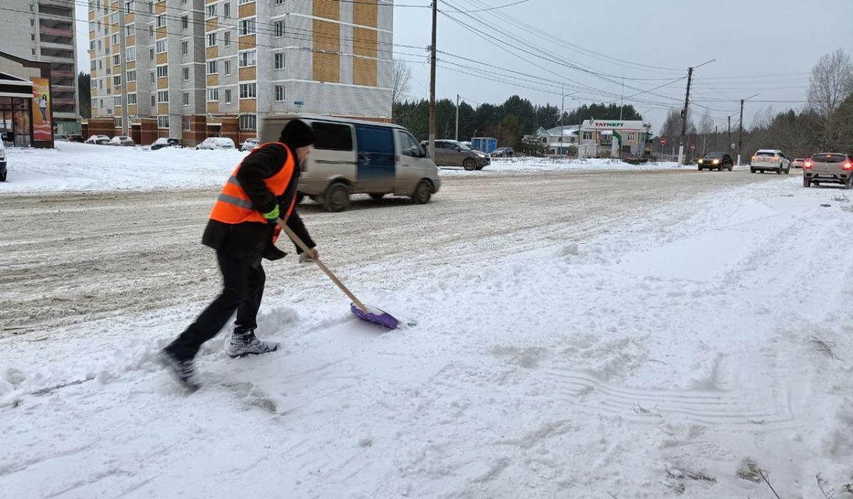 В Марий Эл коммунальщики расчищают улицы городов от ночного снегопада