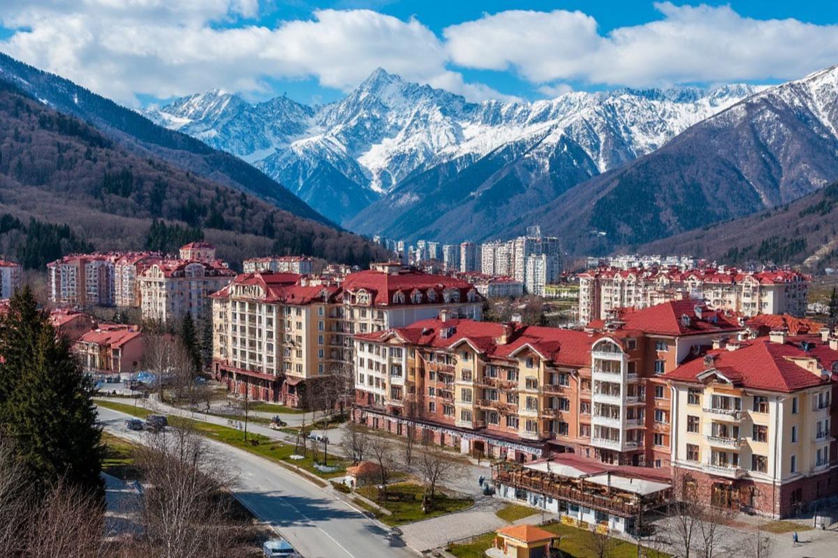 Более ста площадок, каждая семья ветерана и запрет самокатов: как Сочи готовится к 9 Мая