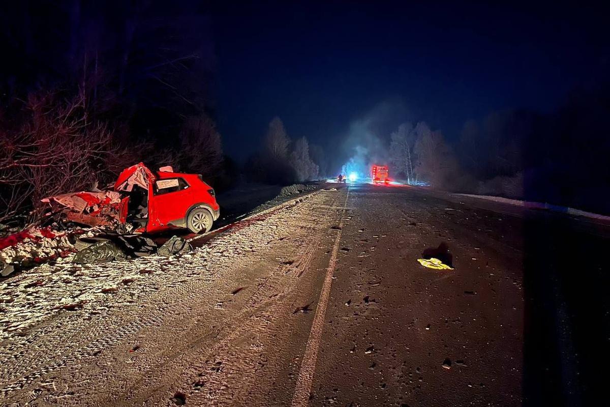 После столкновения автобуса и легковой машины 13 человек были госпитализированы