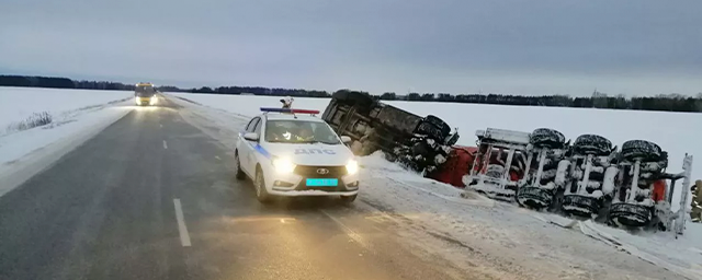 В Башкирии перевернулся бензовоз с 23 тоннами топлива