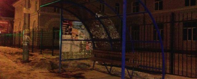 В Смоленске неизвестные повредили два остановочных павильона