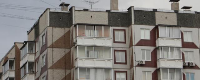 В Ачинске из окна квартиры на пятом этаже выпала 8-летняя девочка