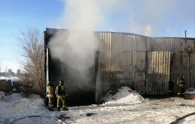 В Челябинске в ангаре с взрывоопасными баллонами произошел пожар