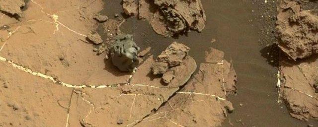 Curiosity обнаружил на Марсе небольшой метеорит