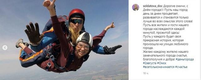 Глава омского Минздрава Ирина Солдатова на День ВДВ прыгнула с парашютом