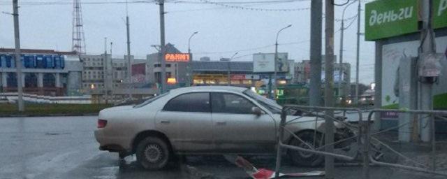 В Новосибирске автоледи протаранила машину ДПС и вылетела на тротуар