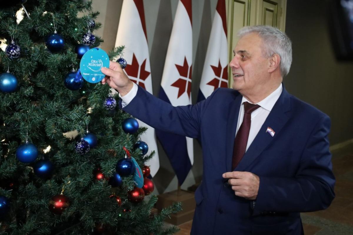 Владимир Чибиркин вместе с депутатами Госсобрания присоединился к акции «Елка желаний»