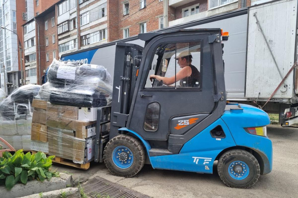 Более 12 тонн гуманитарной помощи отправили из Иркутска в зону СВО