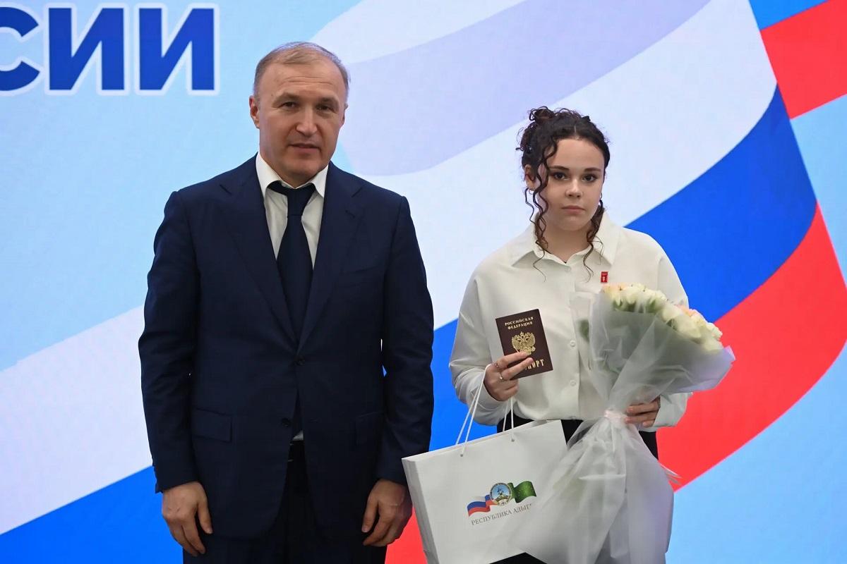 «У вас всё получится!»: губернатор Мурат Кумпилов в День России вручил юным адыгейцам первые паспорта