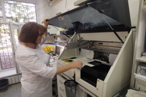 В поликлинике Энгельса новое оборудование помогает значительно сократить время выполнения анализов