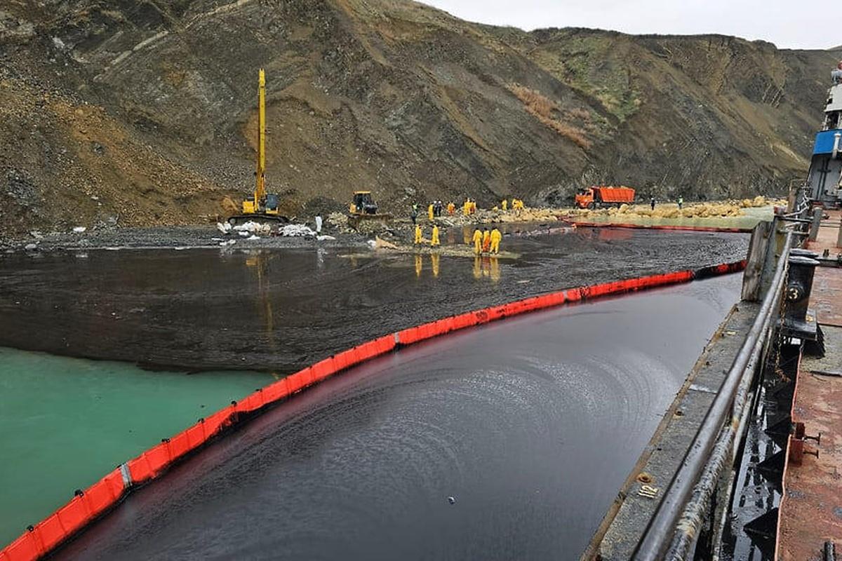 Нефтепродукты с затонувшего танкера «Волгонефть-212» всё ещё поступают в море