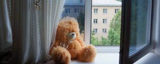 В Кузбассе по вине матери-наркоманки ребенок выпал с третьего этажа