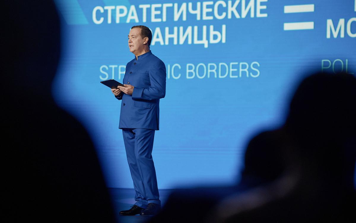 Геополитический размах Дмитрия Медведева. Зачем на лекции для участников ВФМ в Сочи он присоединил к России почти всю территорию Украины?