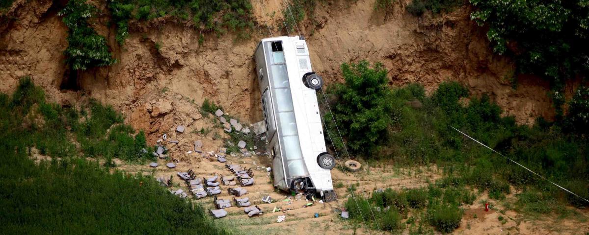 25 человек погибли при падении автобуса в пропасть в Боливии