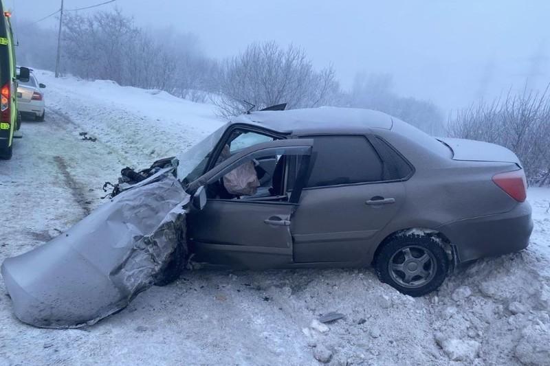 В Череповце водитель легковушки въехал в фуру и оказался в больнице