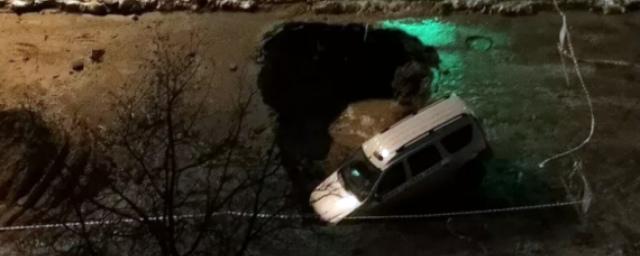 В центре Рыбинска два автомобиля провалились в яму