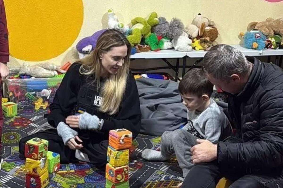 Лара Крофт вместо Томагавков: Анджелине Джоли пришлось вызволять из ТЦК своего водителя