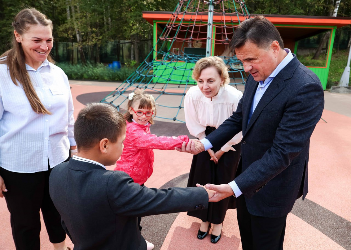 Губернатор Андрей Воробьев посетил инклюзивную школу «Абсолют» в Серпухове