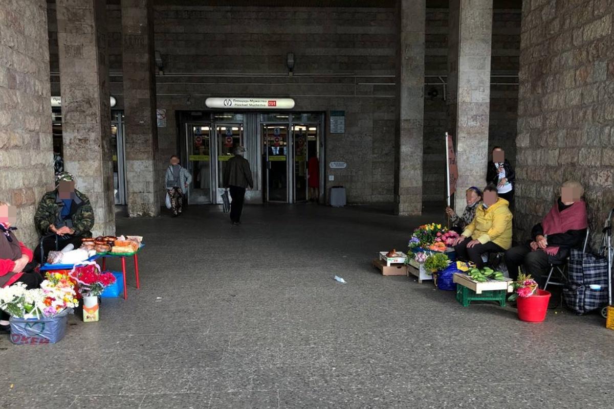 С 1 июля в Петербурге запретят розничную торговлю возле метро