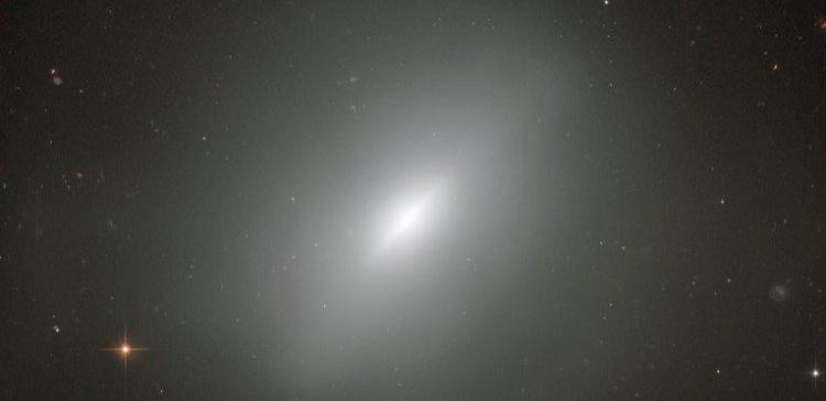 Hubble сделал снимок новорожденной эллиптической галактики