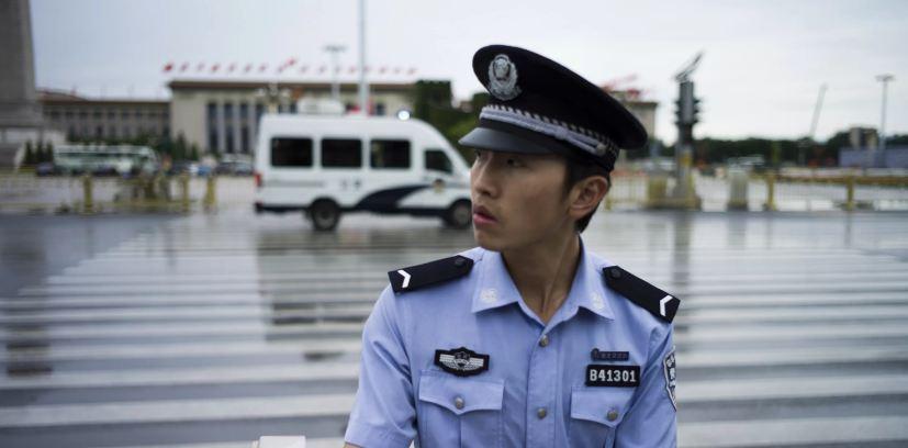 Китаец лег на дорогу и попросил полицию задержать его из-за неумения дочери считать