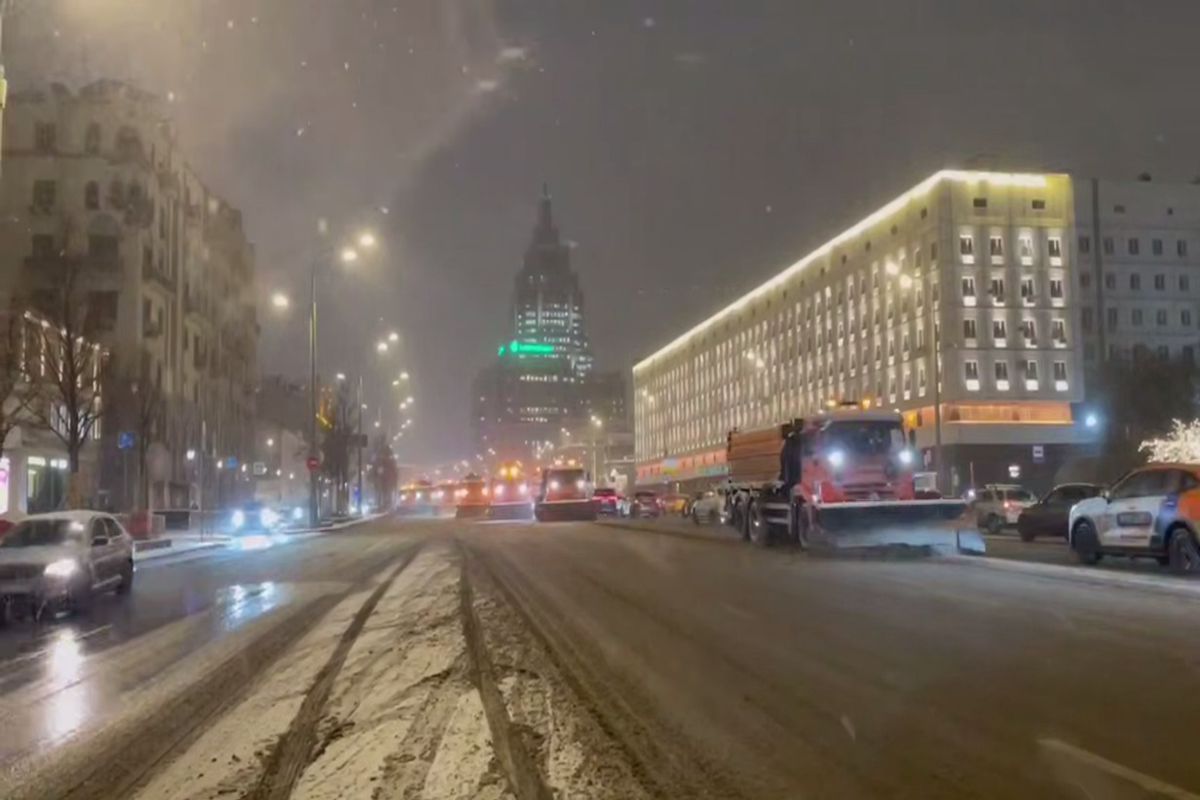 Из-за снегопада городские службы Москвы ведут постоянный мониторинг состояния дорог и тротуаров