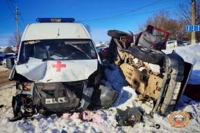 В Твери один человек погиб и семеро пострадали при столкновении скорой помощи и Kia