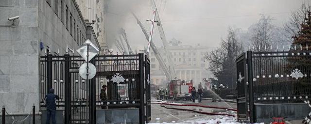 Горевшее здание Минобороны повторно пролили из-за тлеющих перекрытий