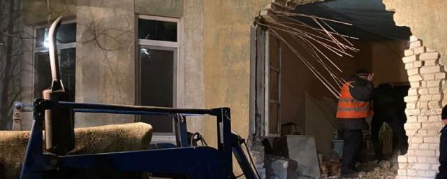 Пьяный водитель грузовика разрушил стену дома в Саратове