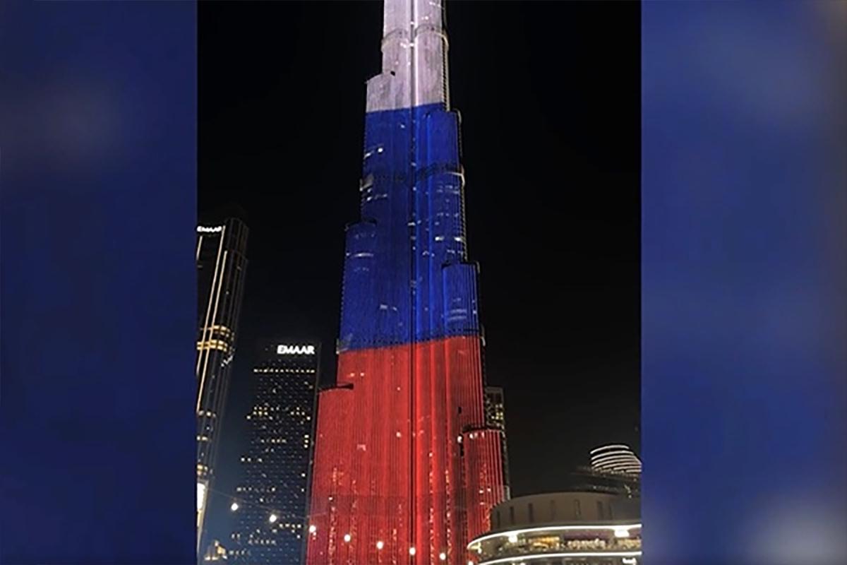 Самое высокое здание в мире окрасили в цвета российского флага