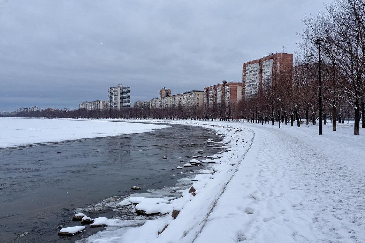 Городские пейзажи Комсомольска: набережная утопает в снегу