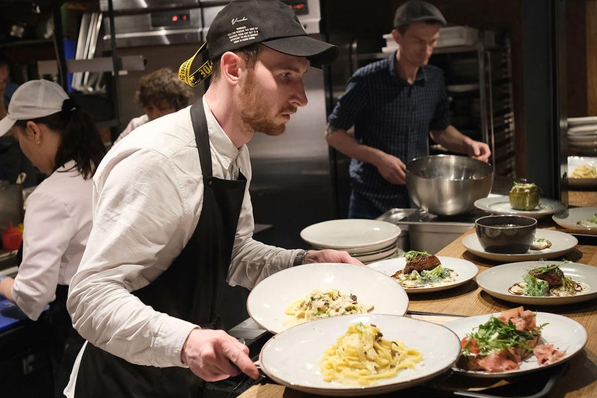 Цены на часть блюд в ресторанах Петербурга в 2025 году выросли на треть, а порции уменьшились