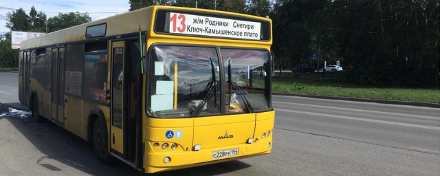 Суд в Новосибирске обязал кондукторов автобуса №13 принимать безналичную оплату проезда