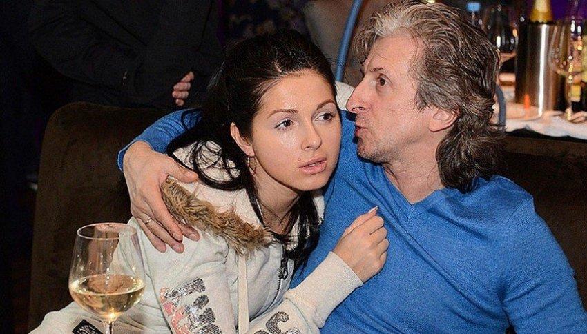 Отец Нюши продюсер Владимир Шурочкин расстроен завершением ее карьеры