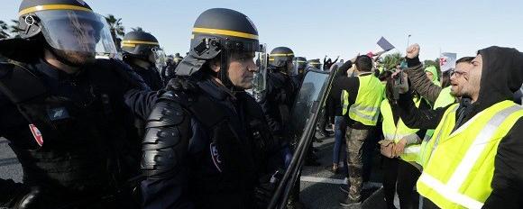 В Лионе «желтые жилеты» атаковали полицейскую машину, стоявшую в пробке