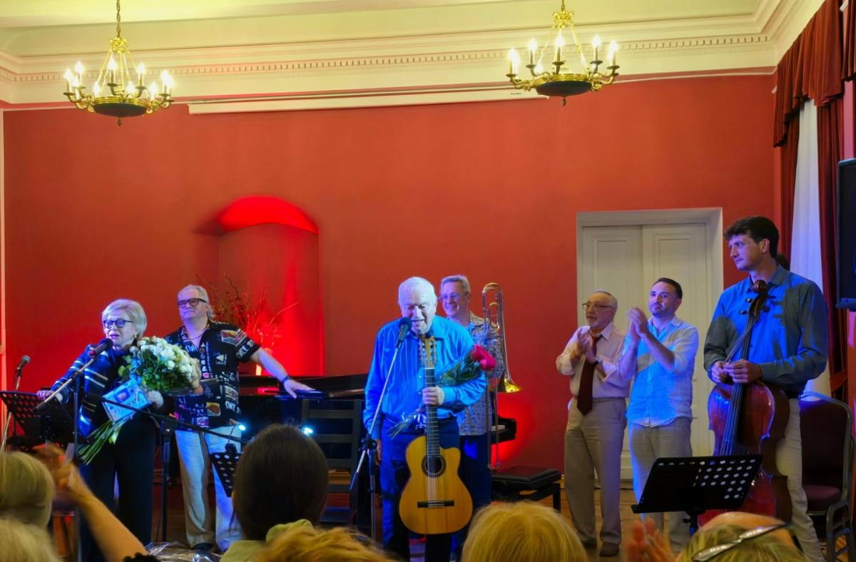 Россияне возмущены: барды-русофобы Никитины выступили в самом центре Москвы. Кто допустил друзей ВСУ в столицу?