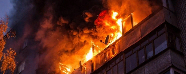 Пожарные тушили возгорание в новокузнецкой многоэтажке