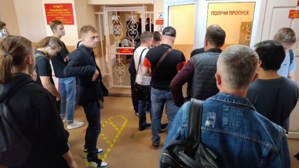 В Новосибирске мужчины возле военкоматов рассказали о призыве на мобилизацию