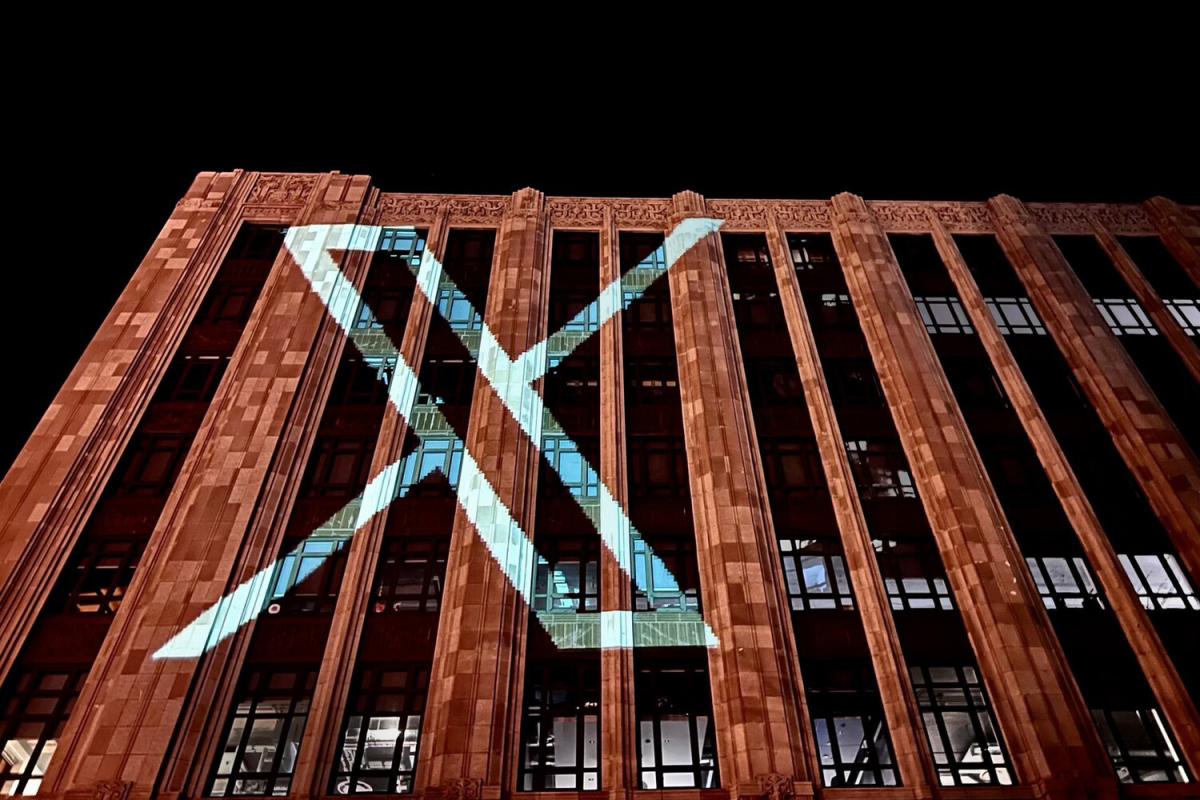 Официальный аккаунт Twitter теперь называется X, а офис компании осветили новым логотипом