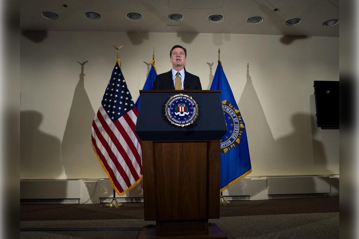 В США экс-главу ФБР Коми допросили из-за снимка ракушек в форме 8647