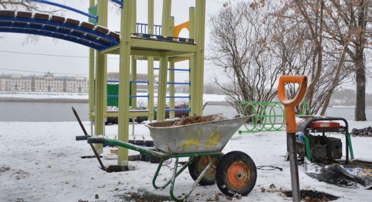 В Твери начали монтаж детской площадки стоимостью в 800 тысяч рублей