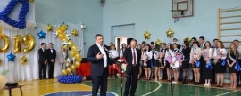 Глава Дзержинска Иван Носков поздравил одиннадцатиклассников с окончанием школы