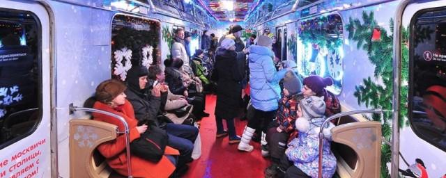 В московском метро запустили новогодние поезда