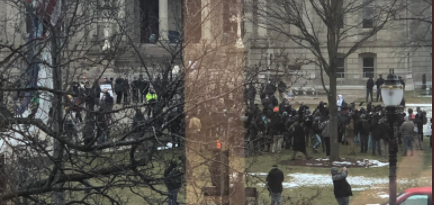 Десятки вооруженных людей митингуют у здания парламента в Мичигане
