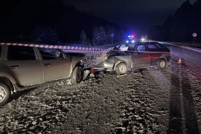 В лобовом столкновении двух легковушек под Челябинском погиб пенсионер