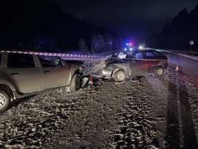В лобовом столкновении двух легковушек под Челябинском погиб пенсионер