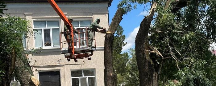 В Черкесске продолжают устранять последствия  удара стихии 28 июля