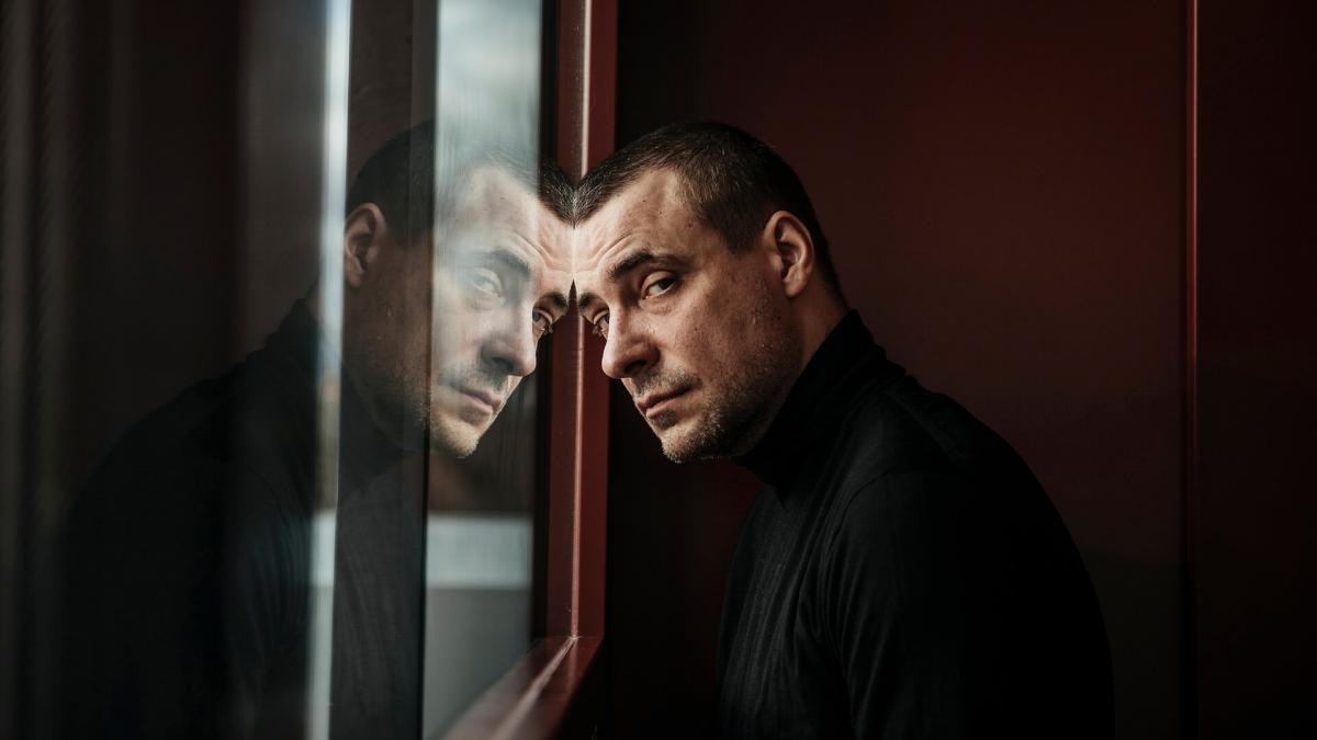 Театр, космос и футбол: как живут восемь детей Евгения Цыганова. Зачем своих жен он сделал соседками