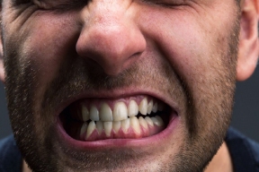 Терапевт Хухрев развеял миф, что скрип зубами связан с наличием паразитов