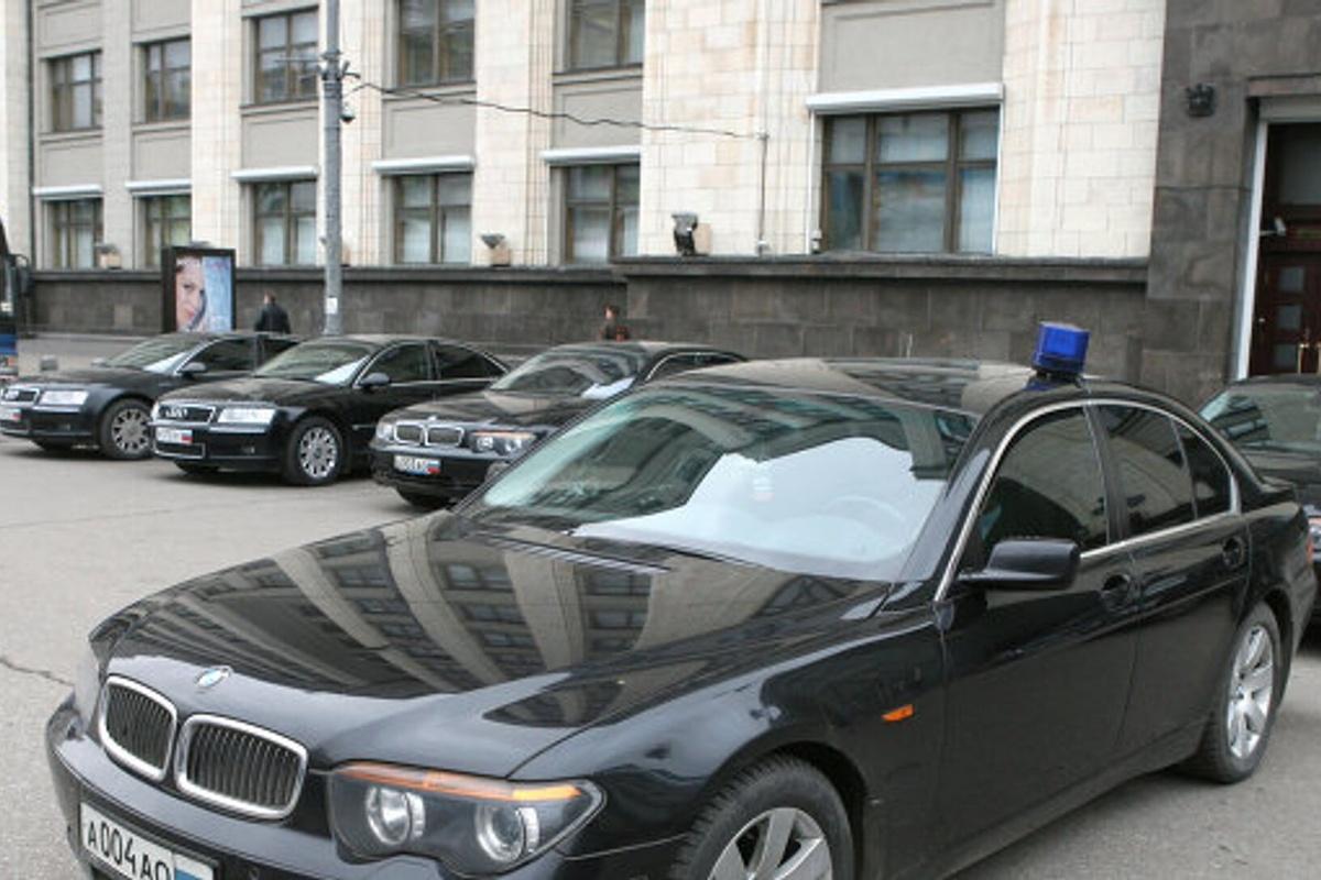 За непропуск любой машины с мигалкой начнут забирать права на год